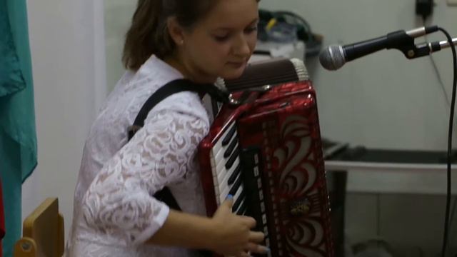 Девушка красиво играет на аккордеоне смотреть онлайн