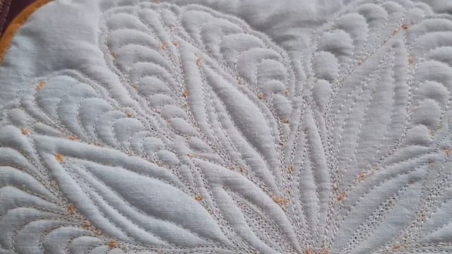 Изнаночная сторона свободно-ходовой стёжки.The wrong side of the free-running stitch. смотреть онлайн