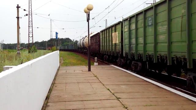 Красивый электровоз ВЛ8м-184 с грузовым поездом и толкач ВЛ8-958 станция Вишневецкое [ПЕРЕЗАЛИВ] смотреть онлайн