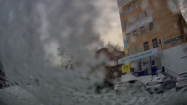 Движение на автомобиле по Тюмени через Кванториум на Геологоразведчиков 6а смотреть онлайн