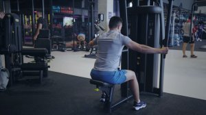 Разведения на заднюю дельту в тренажере/ Back deltoid machine