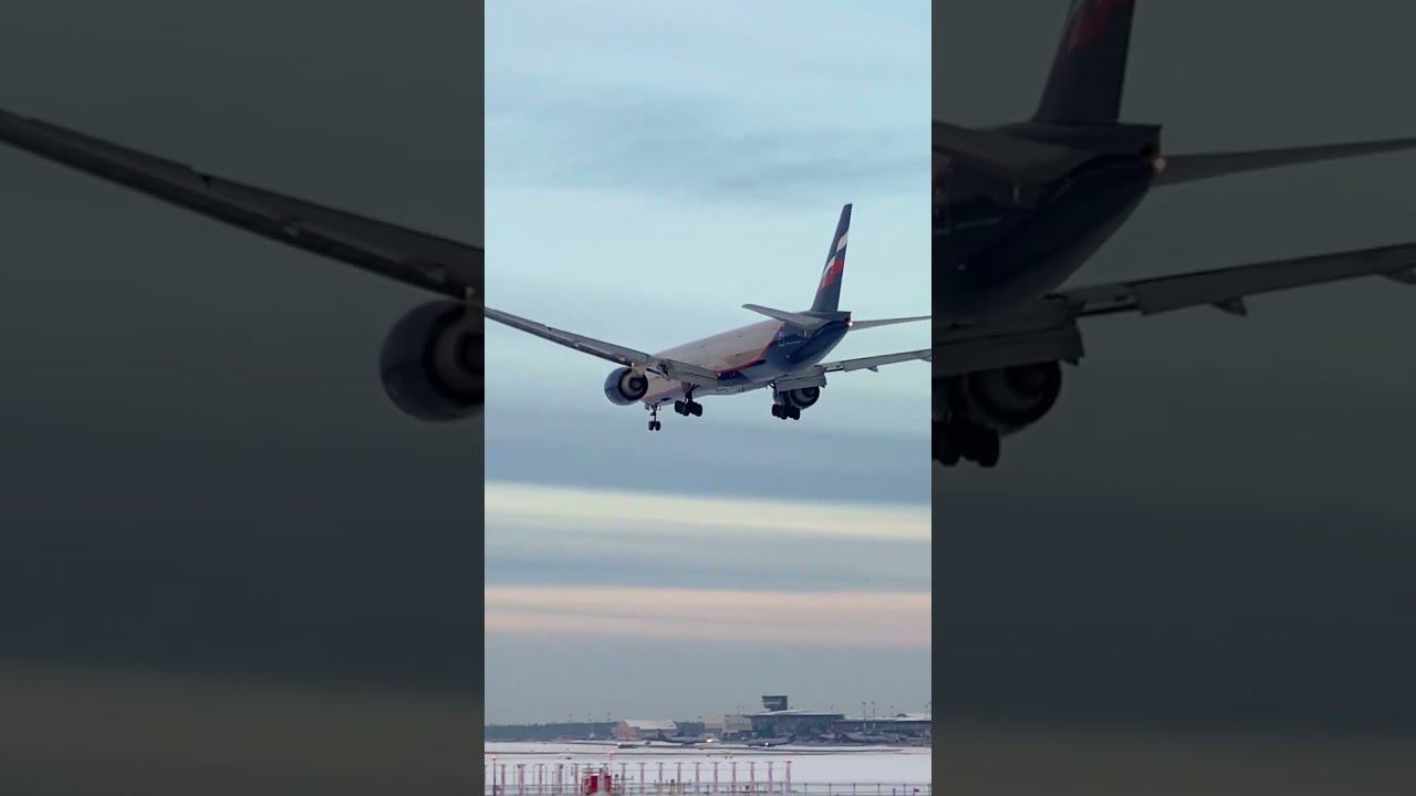 Посадка самолёта Boeing 777 с самыми большими в мире двигателями. Декабрь, 2022. #shorts смотреть онлайн