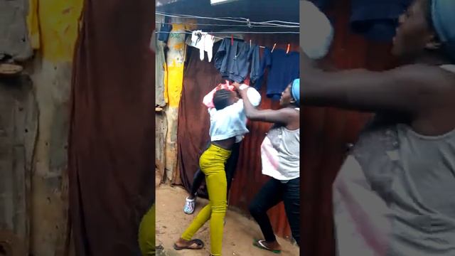 Fight in Ghetto (VITA YA WATOTO WASICHANA WA GHETTO) смотреть онлайн