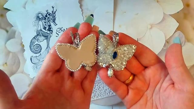 Серьги бабочки из блестящих пайеток с синими кристаллами и жемчужными подвесками (ручная работа). смотреть онлайн