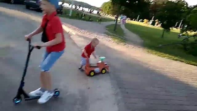 Трюки на моём самокате смотреть онлайн