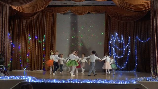 Новогоднее выступление Bonanza Dance Family, самые маленькие танцоры с композицией "Карусель" смотреть онлайн