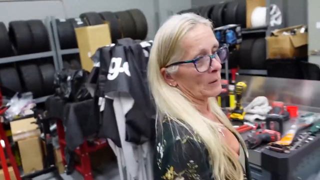 КАТАЮ МАМУ НА 900-сильном МУСТАНГЕ Barra. РЕАКЦИЯ НА МАШИНУ. Adam LZ на русском. смотреть онлайн