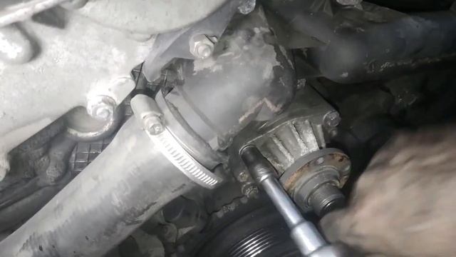 Замена помпы BMW e 39 Как поменять помпу BMW e 39 Replacing the pump BMW e 39 смотреть онлайн