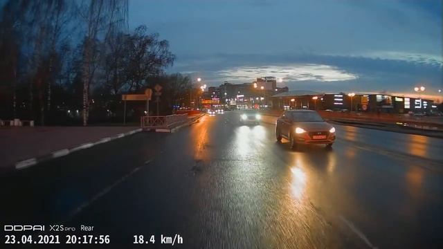 пример ночного видео, снятым задней камерой двухкамерного видеорегистратора DDpai X2 Pro