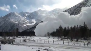 YouTube   Гигантская лавина на Чегете