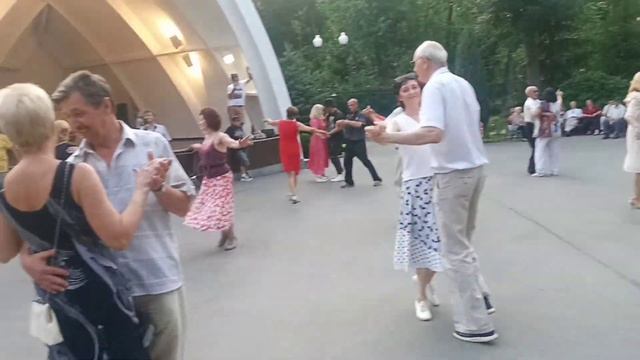 В осеннем танго с поцелуями дождя!!!??Танцы в парке Горького!!!??Харьков 2021 смотреть онлайн
