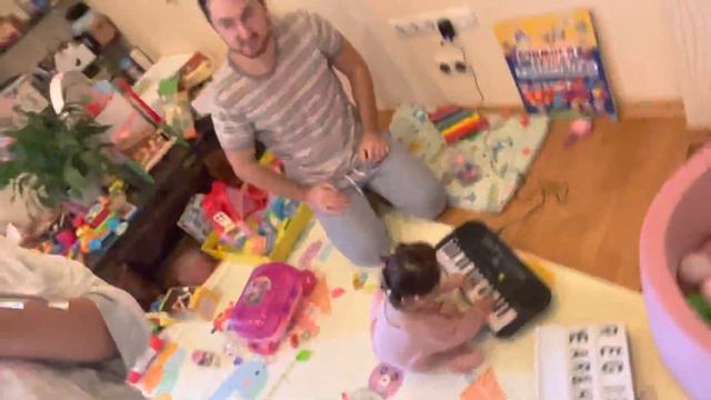 Регине 18 мес. Ее Первый синтезатор:)