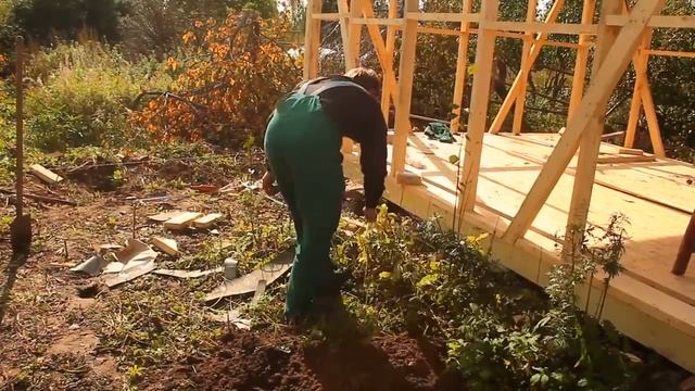 Самая прочная крыша// Новый дом для мохноножек// Фундамент под дровник смотреть онлайн