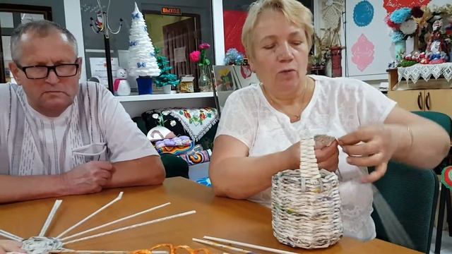 Плетение из газетных трубочек.Ручка для корзинки. смотреть онлайн
