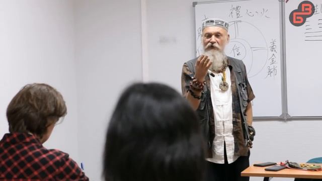 Лекция Бронислава Виногродского «Алхимия китайского языка. Перевод» в Китайском клубе НИУ ВШЭ смотреть онлайн