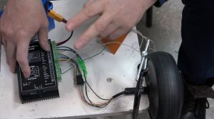 Подключаем мотор-колесо к контроллеру Arduino