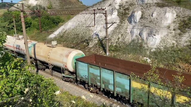 Электровоз ВЛ80с-2210 с грузовым поездом