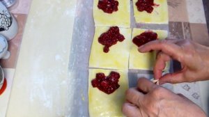МАЛИНОВЫЕ СЛОЙКИ. Слойки с малиной из готового теста.