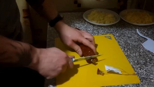 КЛЕВАЯ ПИЦЦА СВОИМИ РУКАМИ! ДВОЙНОЙ СЫР, ГРИБЫ, БЕКОН И ПЕПЕРОНИ. смотреть онлайн