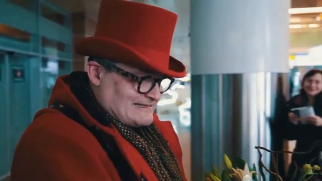 Волонтеры поздравляют пассажиров женщин в аэропорту Шереметьево смотреть онлайн