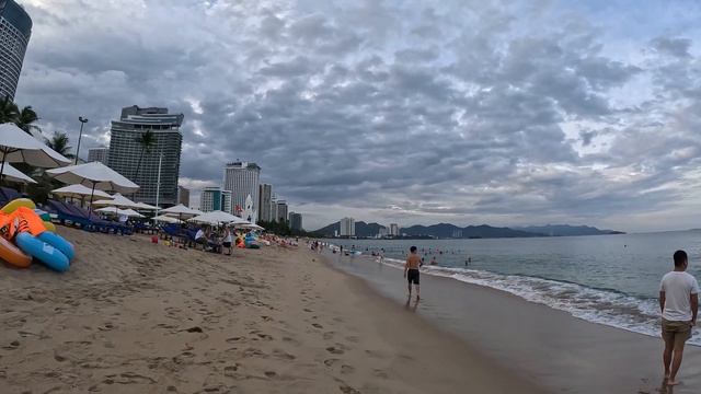 4K Центральный пляж Нячанга. Вьетнам. Nha Trang Vietnam. Частые дожди. смотреть онлайн