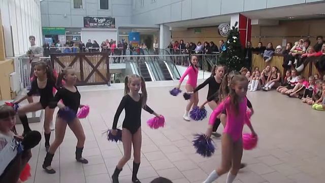 Маленькие черлидерши в ТЦ Мириада смотреть онлайн