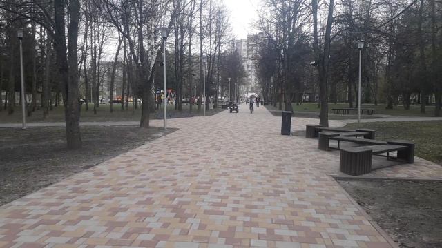 Отдых в парке. Собачки тоже любят это место. Каждому любимый уголок. смотреть онлайн
