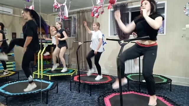 фитнес на мини батутах/ групповая тренировка батут/ mini trampoline fitness dance смотреть онлайн