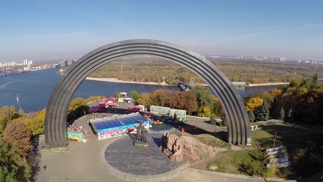 " Fly Carlson " в полёте. Золотая осень в Киеве смотреть онлайн