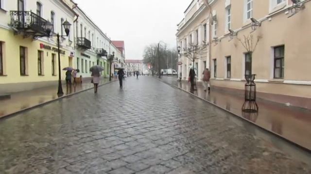 На улице Советской в Гродно дождливо и безлюдно. смотреть онлайн
