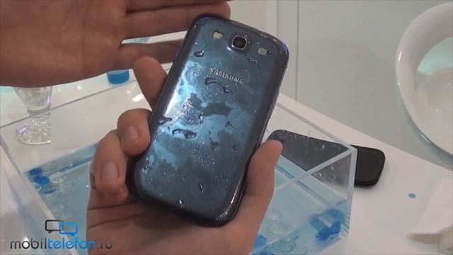 Покрытие P2i Dunkable защищает телефоны от воды: демо Galaxy S3 смотреть онлайн