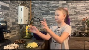Готовим салат из консервированных ананасов