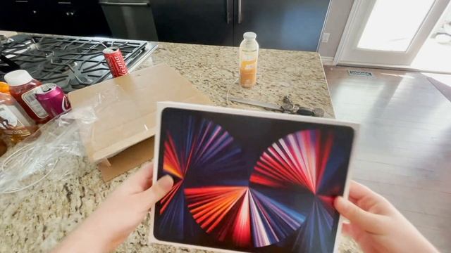 Unboxing the iPad Pro 12.9" 2021 model смотреть онлайн