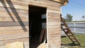 Установка обсады двери и самой двери в дом из бруса