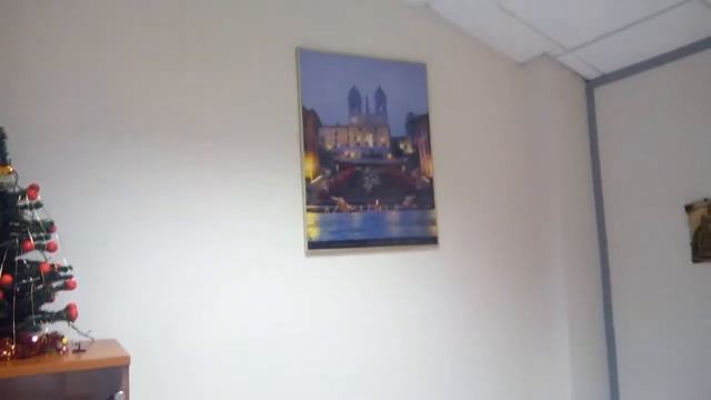 Офис тоже украшают к Новому Году! смотреть онлайн