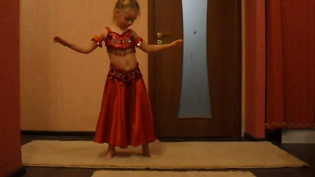 Девочка Алина танцует восточный танец смотреть онлайн
