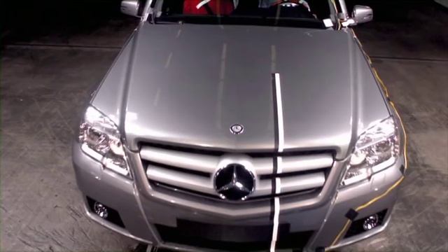 Mercedes-Benz GLK at a crash test смотреть онлайн
