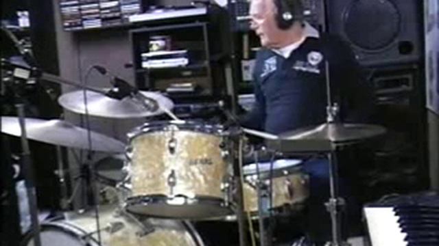 Karel Stuivenberg plays a jam on a Vintage Pearl Drumset from 1962 смотреть онлайн