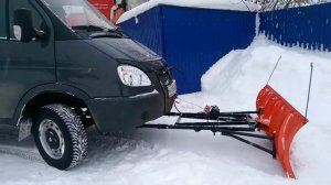 Уборка снега на Авто Соболь 4*4 у магазина отвалом Уникар