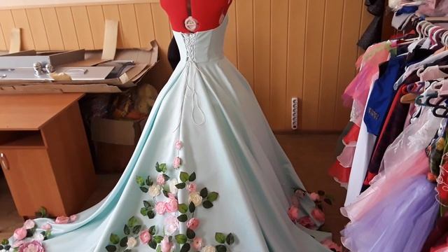 Шикарное богатое платье с цветами и со шлейфом смотреть онлайн