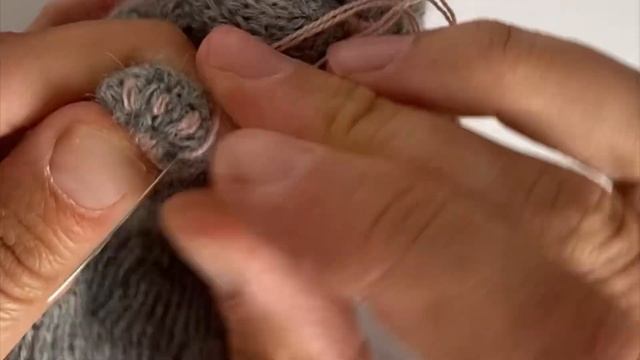 Вышивка подушечек на лапках/Embroidery of pads on a kitten’s paws (Pattern «Seamless kitten») смотреть онлайн