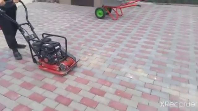 Укладка тротуарной плитки под виброплиту! Работаем виброплитой! смотреть онлайн