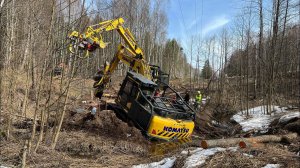 Экскаватор без ковша - беспомощная техника. Спасение харвестера в лесополосе.