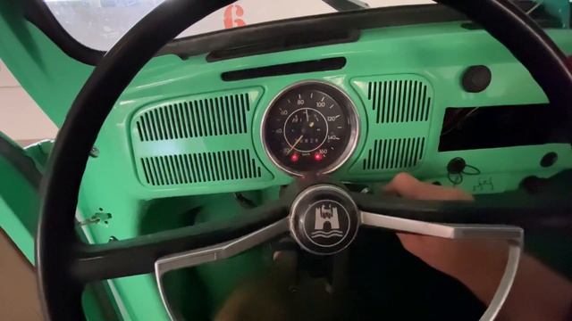 1971 Volkswagen Beetle Morning Cold Start смотреть онлайн