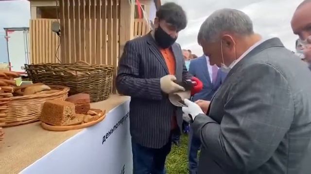 Рустам Минниханов на Дне поля купил хлеб, какой когда-то пекла его мама смотреть онлайн