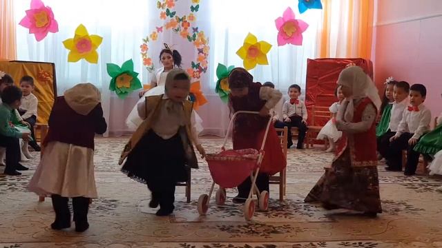 " Бабушки-старушки " в садике . Утренник в честь 8 марта смотреть онлайн