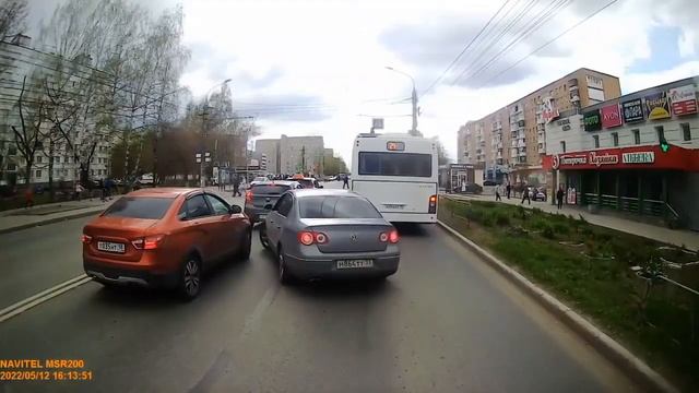 12.05.2022 Момент ДТП на ул. Ворошилова. Ижевск. смотреть онлайн