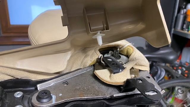 LR Freelander 2. How to remove front seat. Replace cushion cover. Demontaż fotela. Wymiana skóry смотреть онлайн