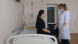 Пересаживание пациента с кровати на кресло каталку
