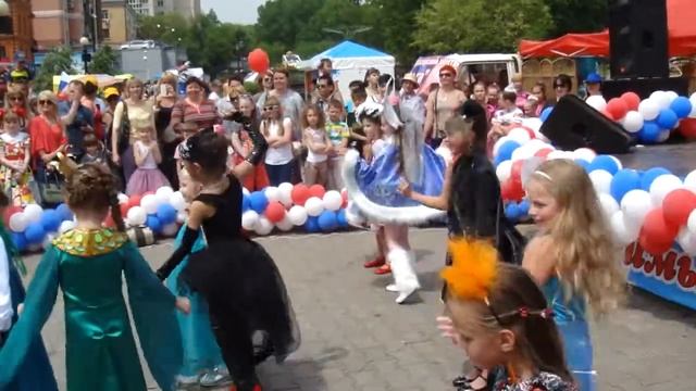 шоу-группа FRESH, на Дне Города с показом костюмов героев русских народных сказок смотреть онлайн